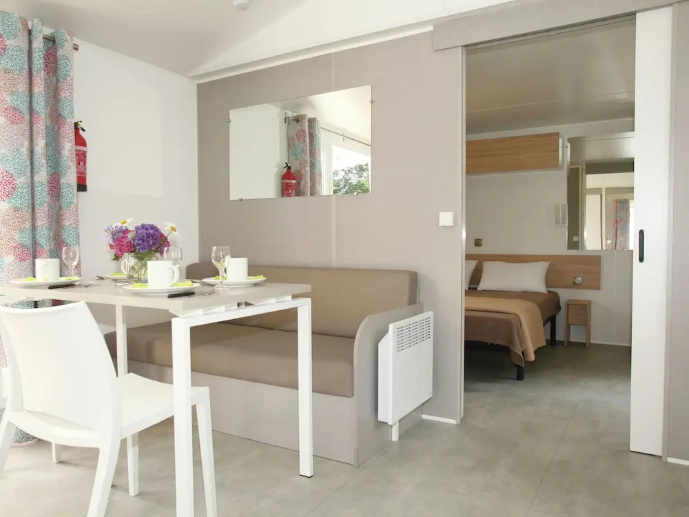 Well-kept chalet with a terrace at 800 m. from the beach