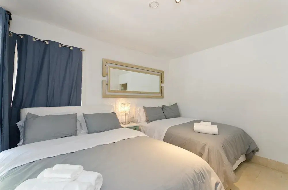 LA128 2 Bedroom Apartment By Senstay