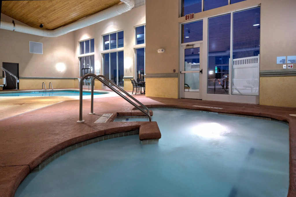 Holiday Inn Express & Suites - Green Bay East by IHG