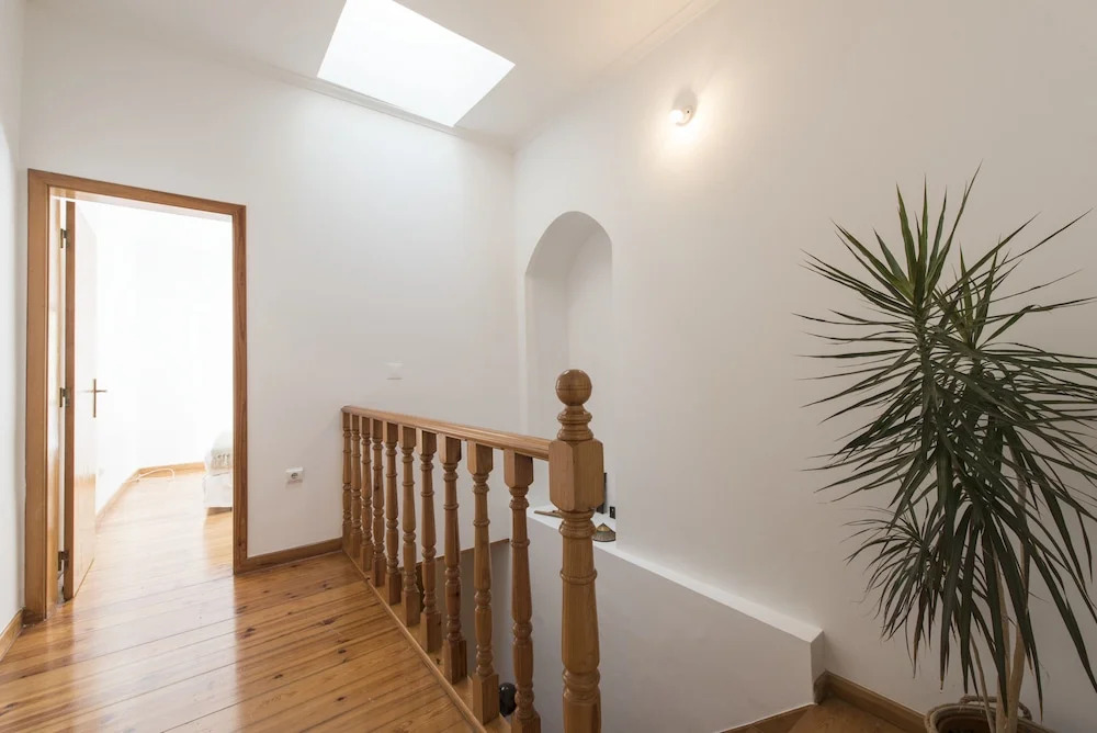 Bright and Airy Apt with balcony by LCH