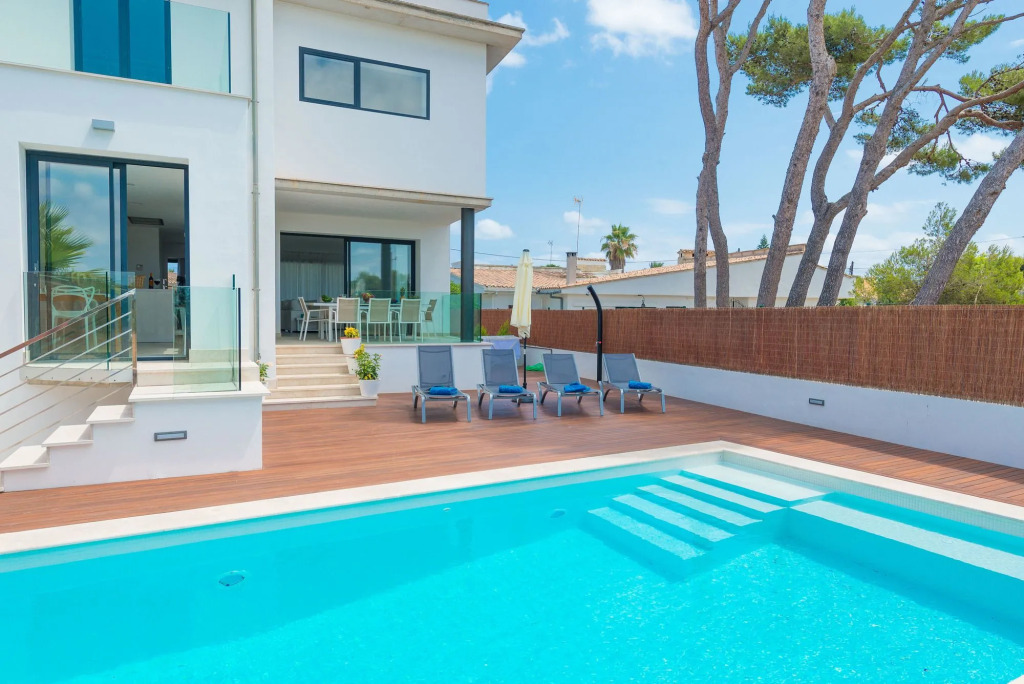 Villa Casa Marian for 8 with swimming pool, garden and close to beach
