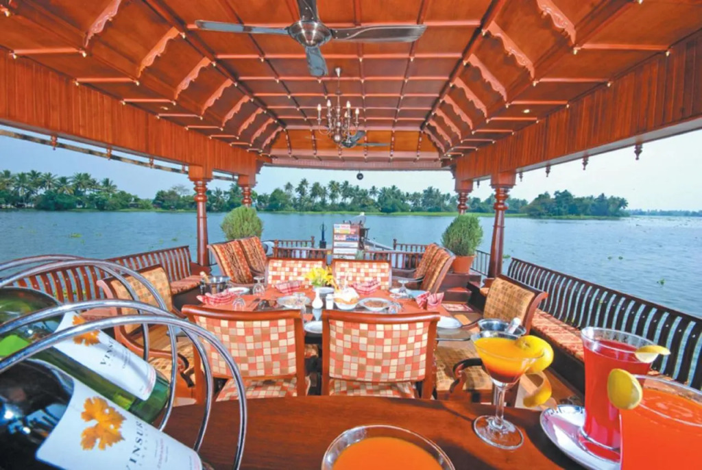 Sterling House boat Lake Palace Alleppey