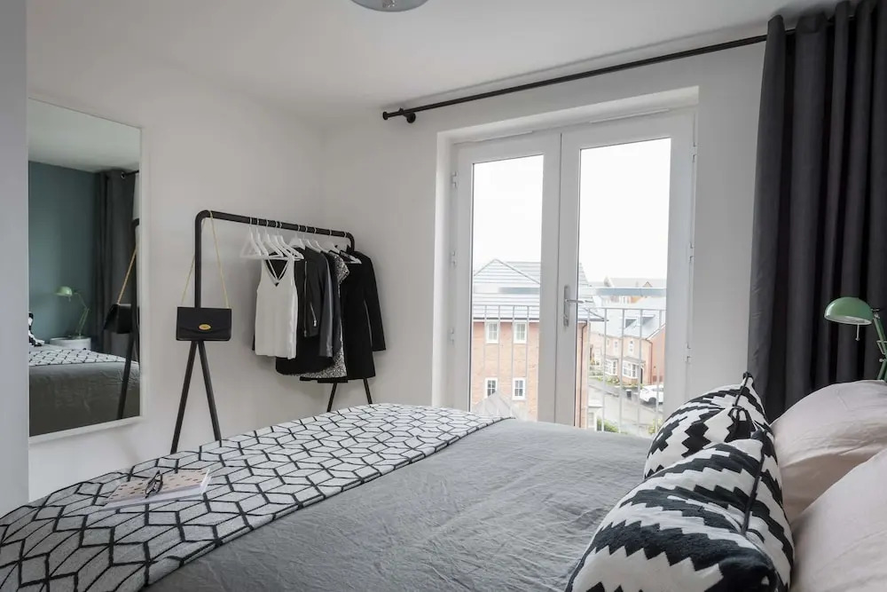 Canalside Scandinavian - Parking & Netflix