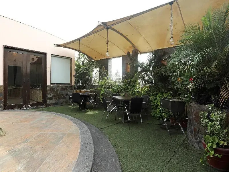 OYO 4258 Hari's Court Inns & Hotels