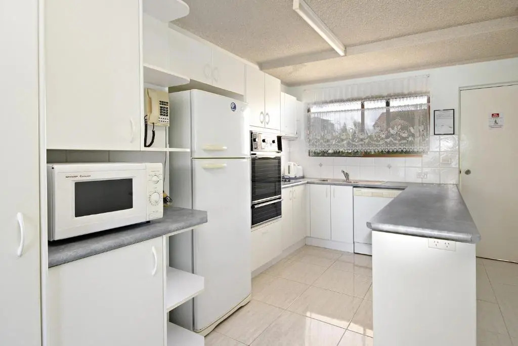 Lowanna Unit 10, 24 Bulcock Beach Esplanade, Bulcock Beach