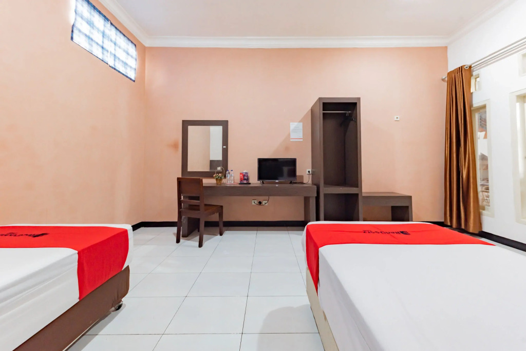 RedDoorz near Kejaksan Station Cirebon