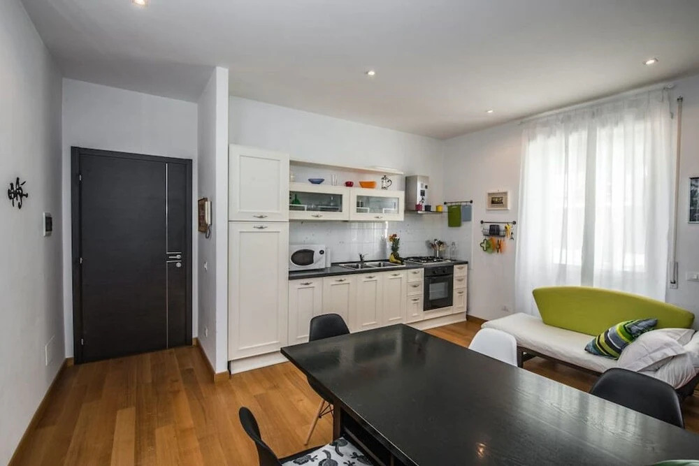 Bright and Colorful Flat Very Close to the Metro