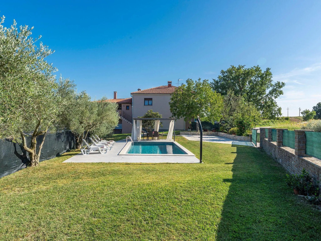 Newly renovated holiday home with pool and fenced yard for 4-6 people