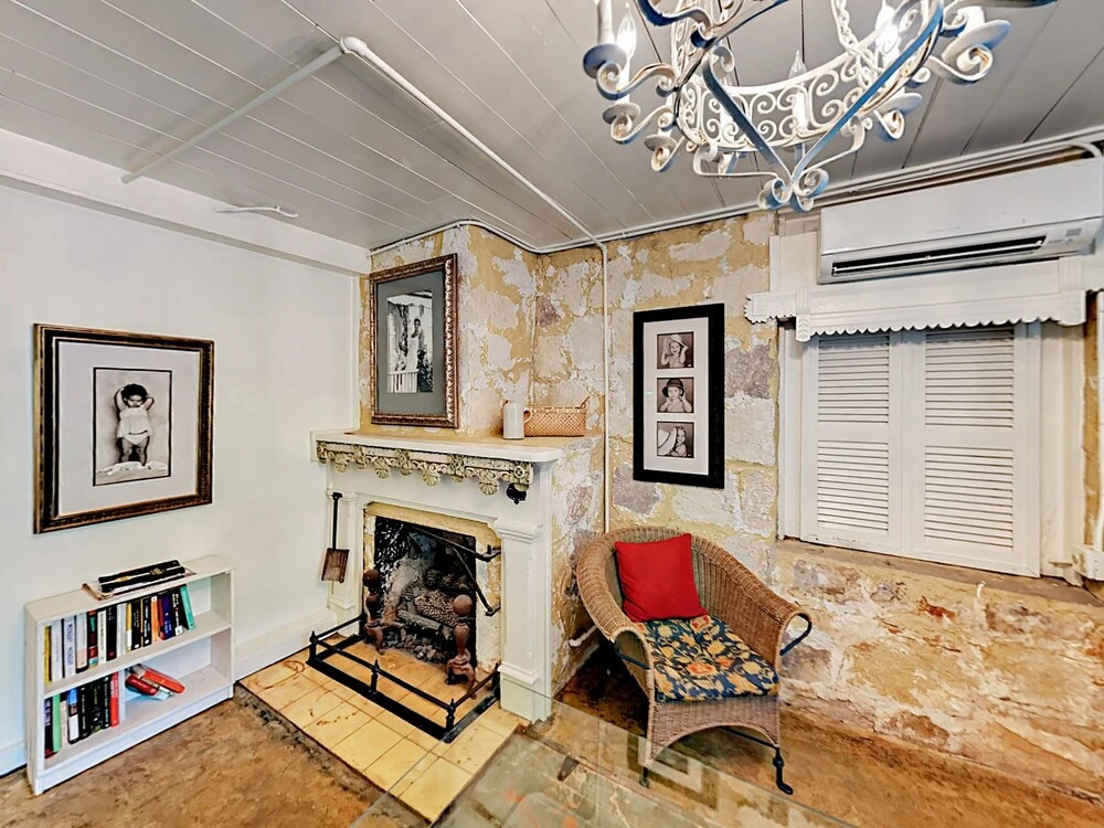 1Br Boutique Studio Historical by RedAwning