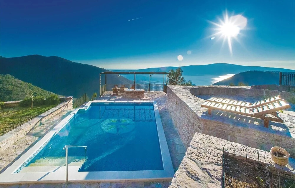 Awesome Home In Tivat