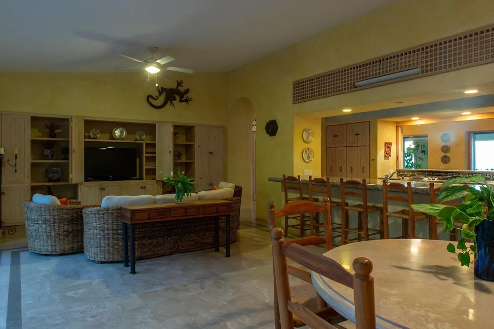 6 Bedroom Beachfront From $1600 per Night: Villa de la Playa