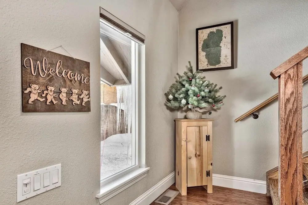 Dancing Bear Cabin Pet Friendly, Sleeps 4, Totally Cute!
