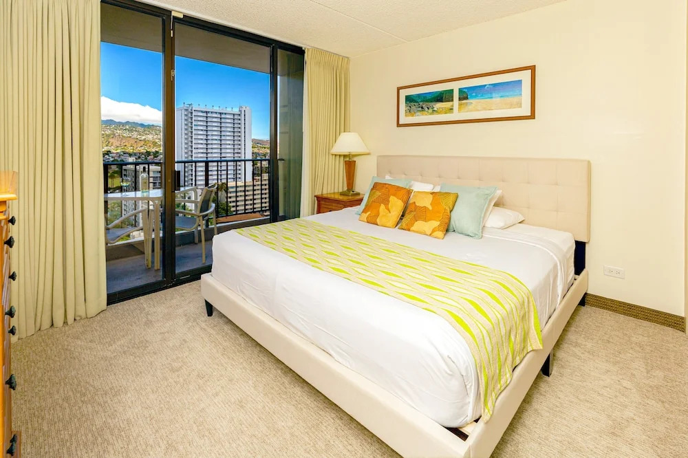 Waikiki Sunset Close to Beach with Parking