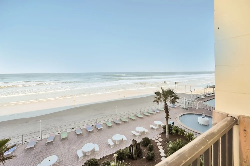 3rd Story Ocreanfront Studio W/views And A Pool 1 Bedroom Apts