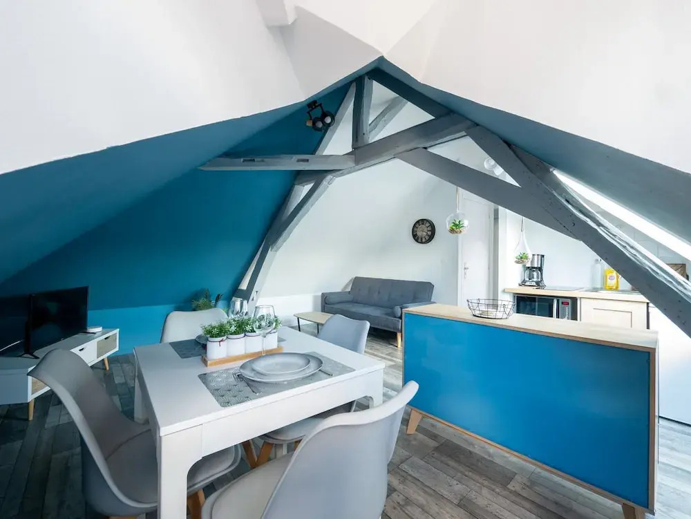 Chic Apartment Near City Center