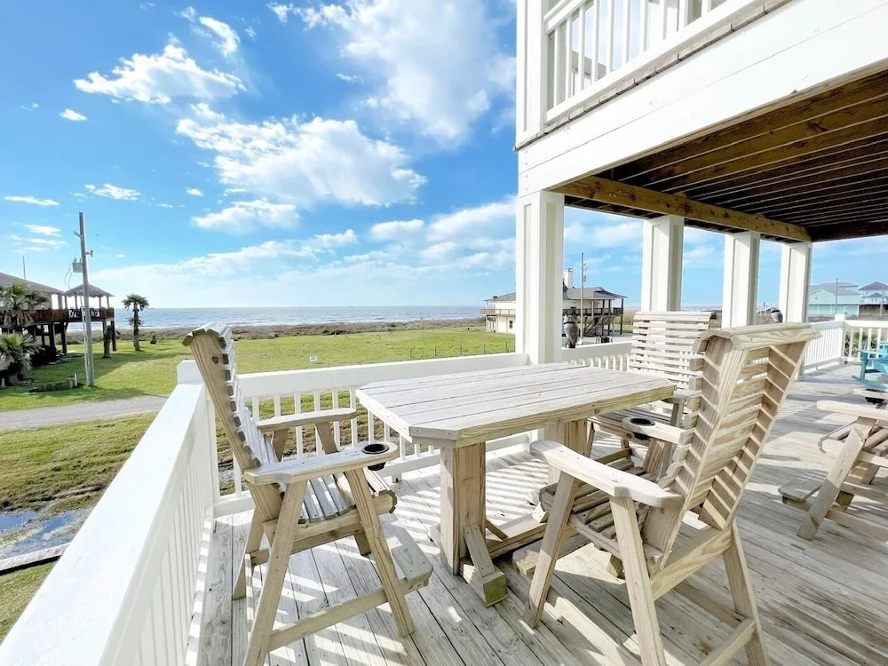 The Green Seahorse 4 Bedroom Home by RedAwning