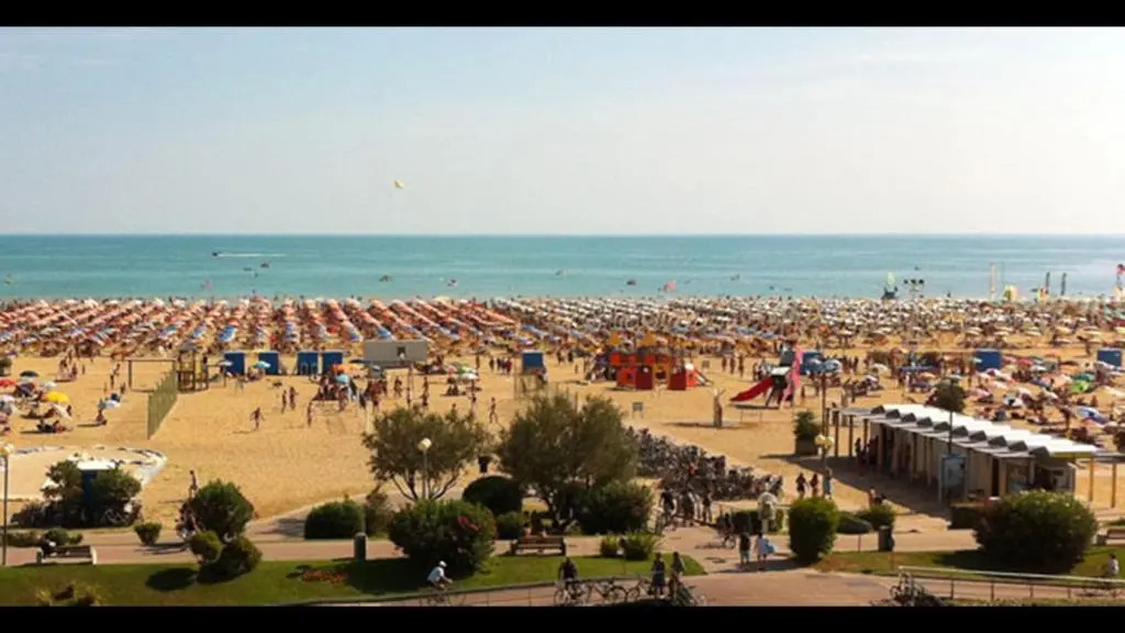Lido Dei Pini Near Beach And Shopping Street