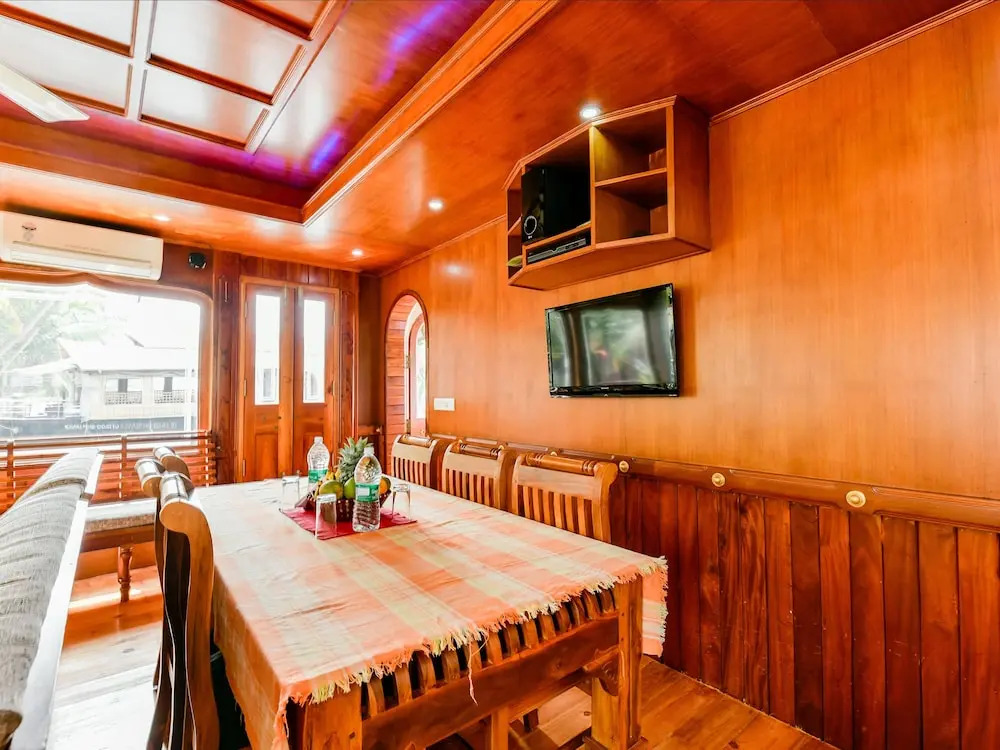 Oyo 24606 Waves And Wind 3Bhk Houseboat