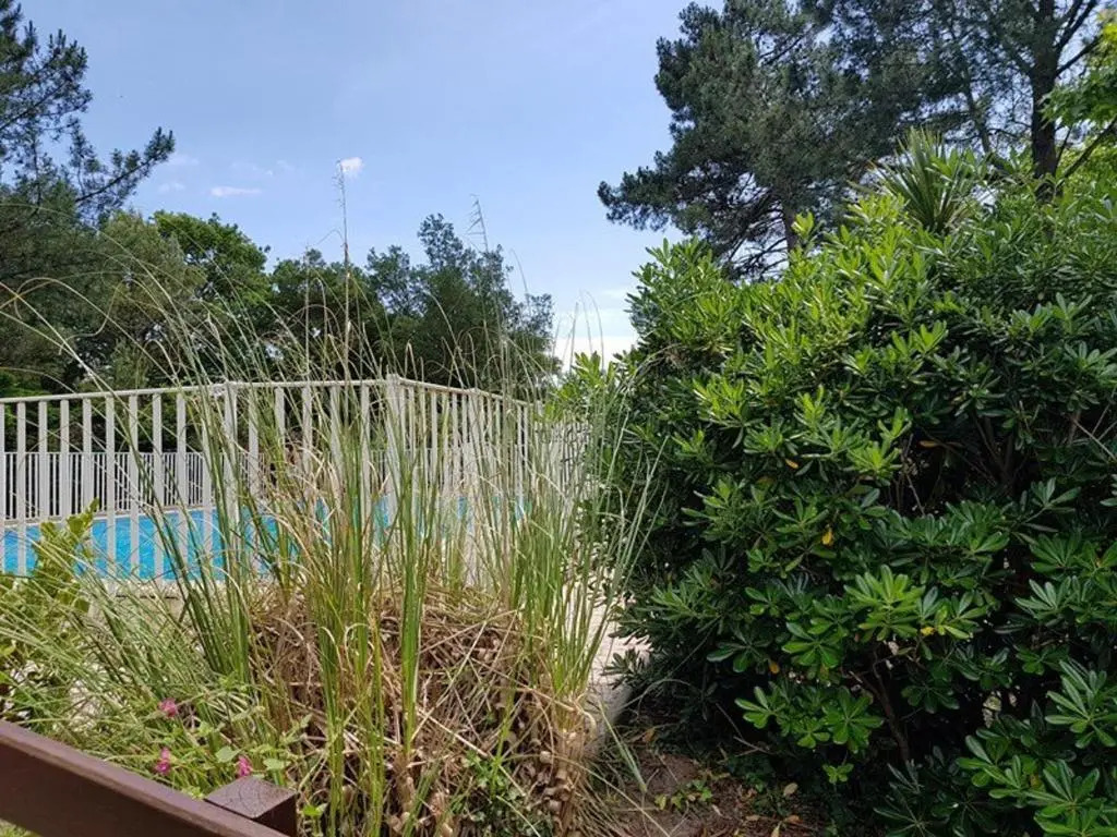 Villa patio proche plage avec piscine collective, cour aménagée et parking privé - FR-1-413-139