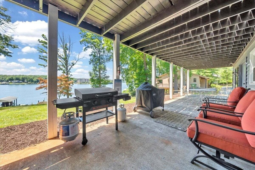 Lake Breeze - Private Dock and Hot tub