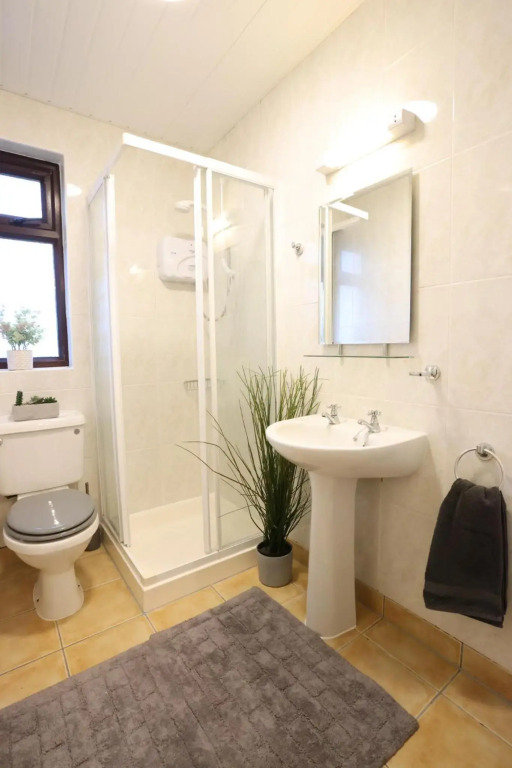Bright 3bed sleeps 9 with secret garden 5min walk to town