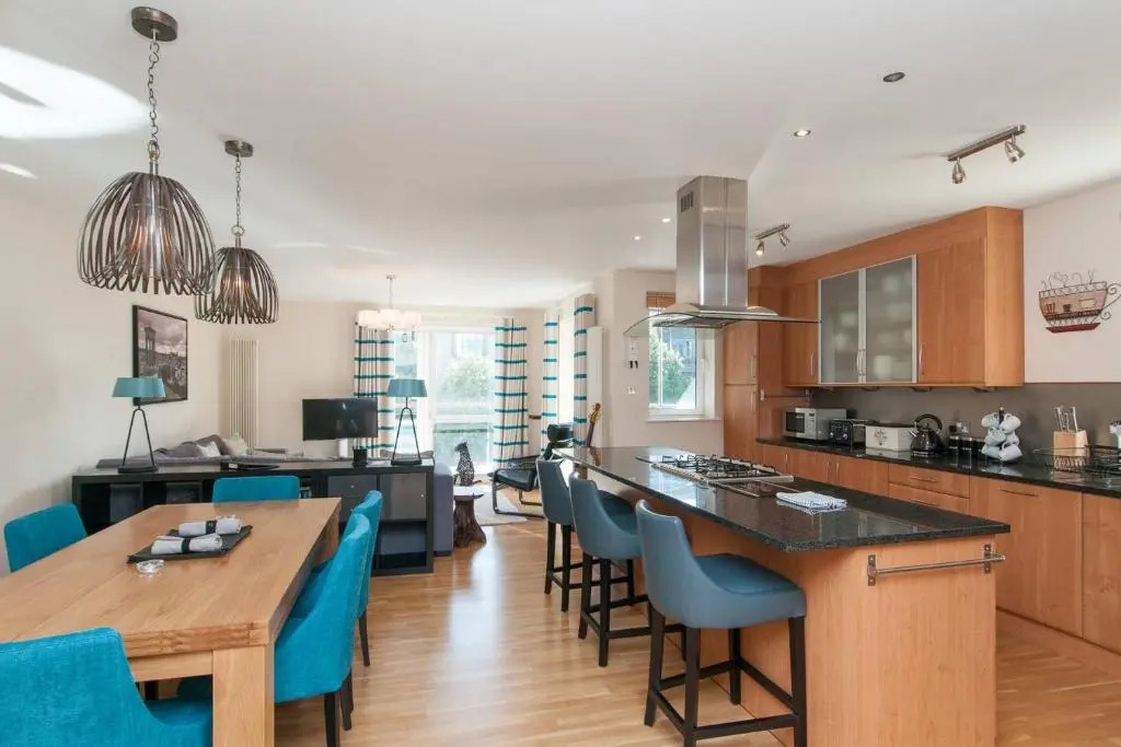 379 Luxury 3 Bedroom City Centre Apartment With Private Parking and Lovely Views Over Arthur s Seat