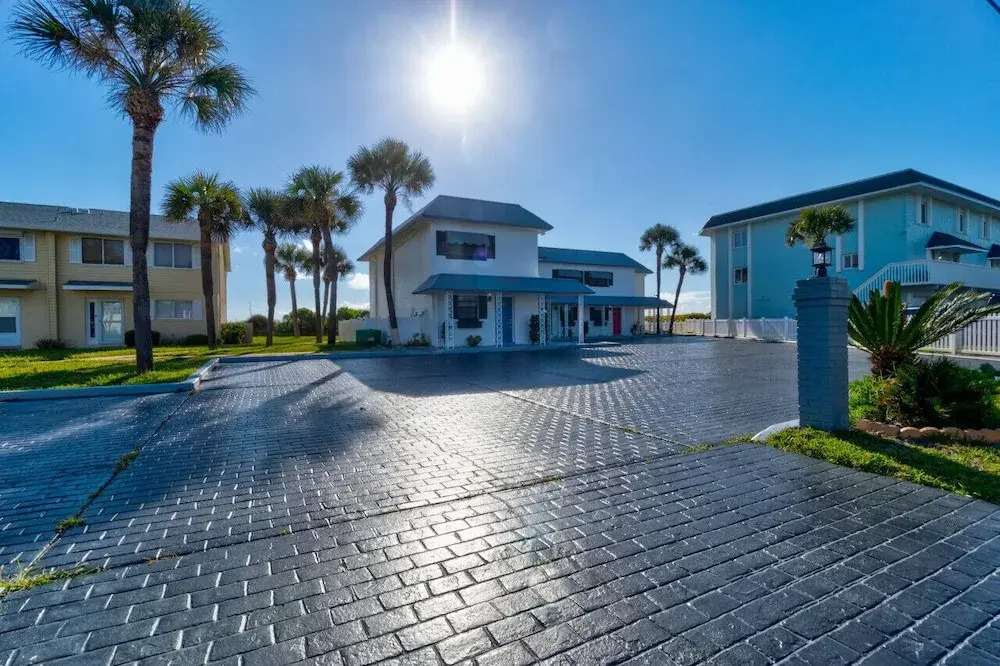 Yellow Sunshine Oceanfront Townhouse, Private Balcony Unit #2