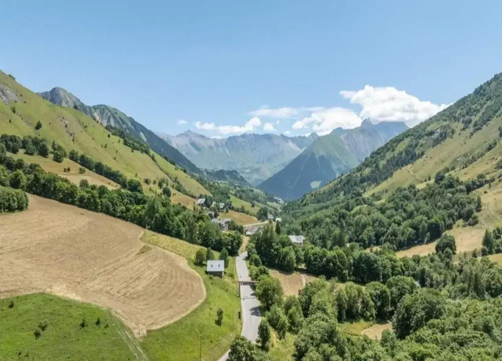 Mountain-view Apartment for 6 Guests