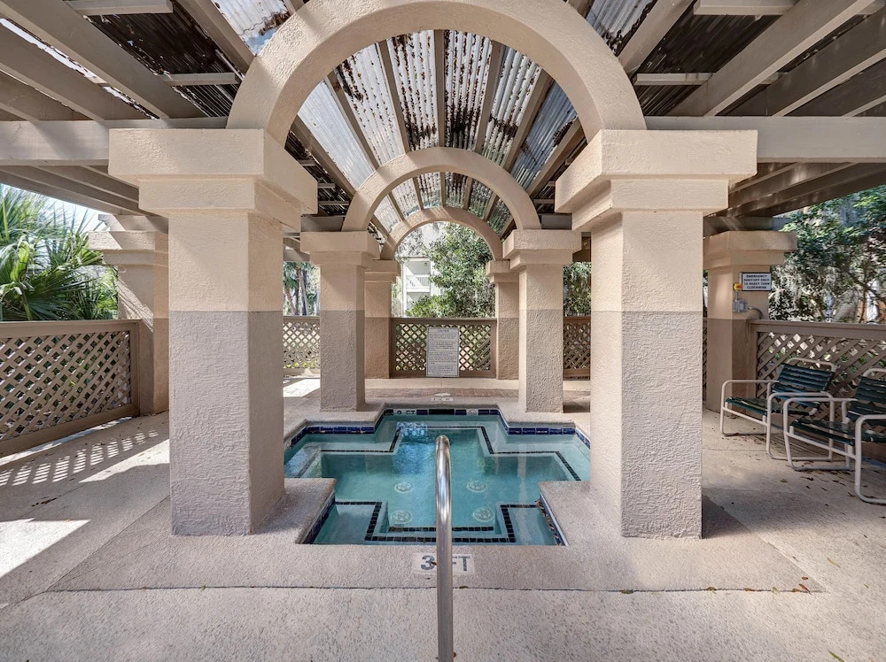 Colonnade Club 200 by Vtrips