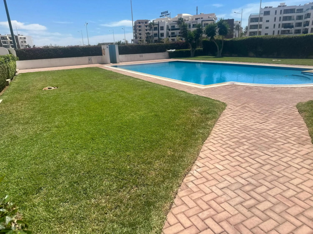 A Modern CBD APT with Pool & Gym - 2 min walk to Beach
