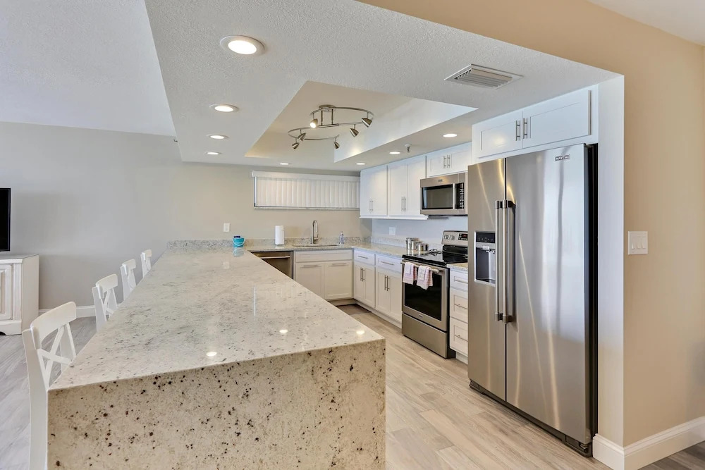 Trillium 4C Beach Front With Private Balcony/updated/pool!