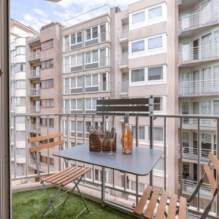 Warm Cozy Lateral Seaview Apartment