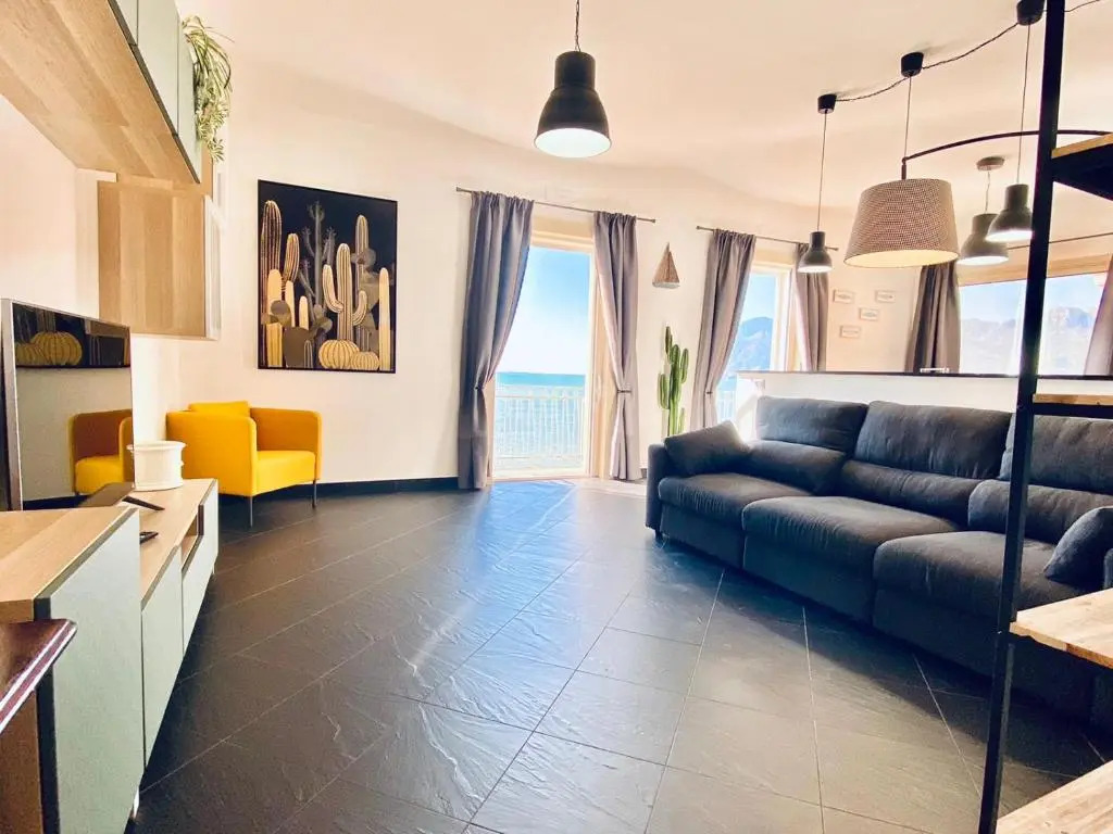 Sea View Apartment 5 mt from the beach