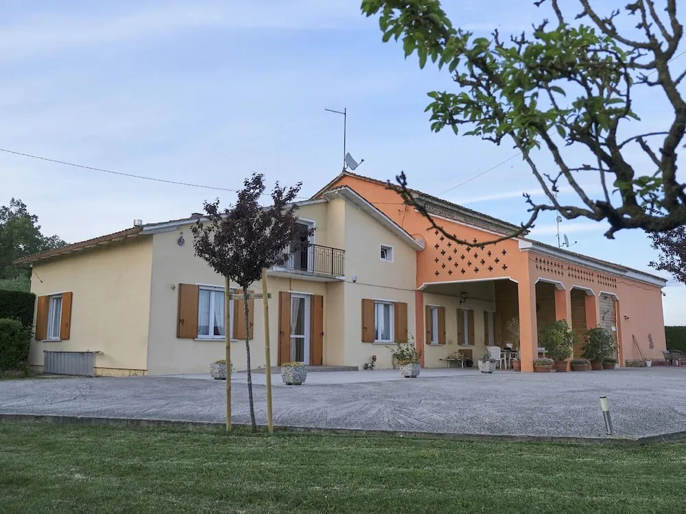 Holiday countryside home with swimming pool, sauna Less than 20km from the sea