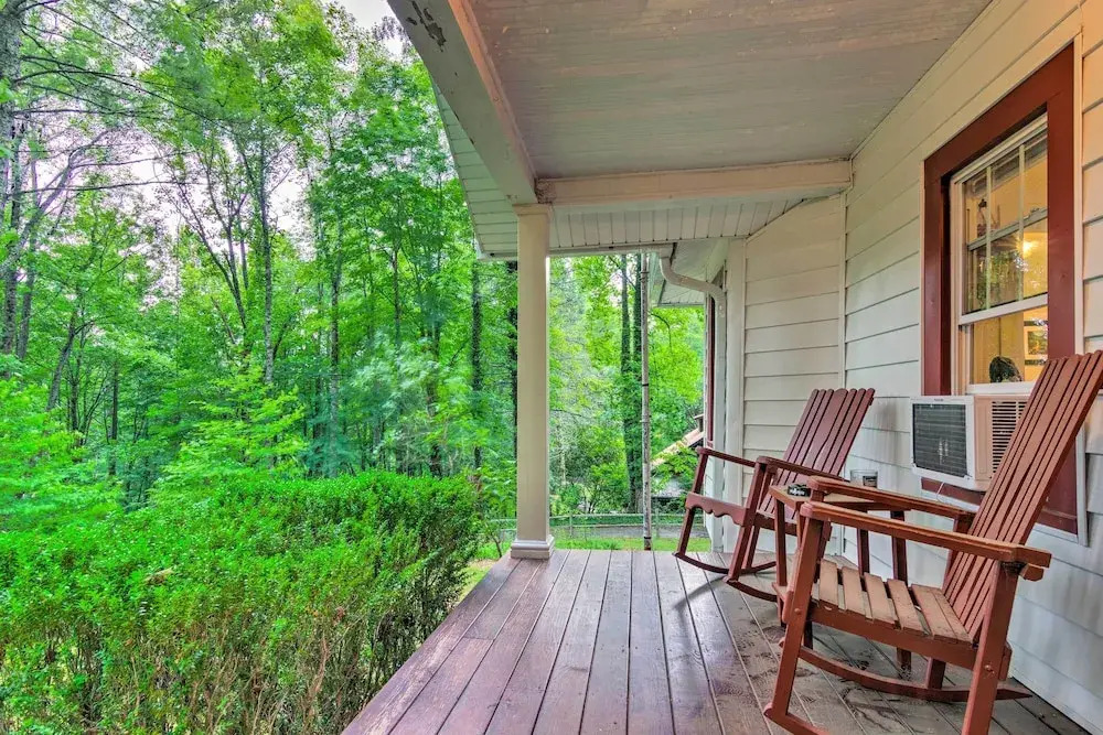 Rustic Linville Falls Cottage w/ Fire Pit!