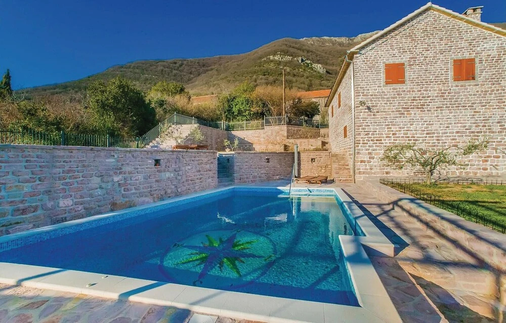 Awesome Home In Tivat