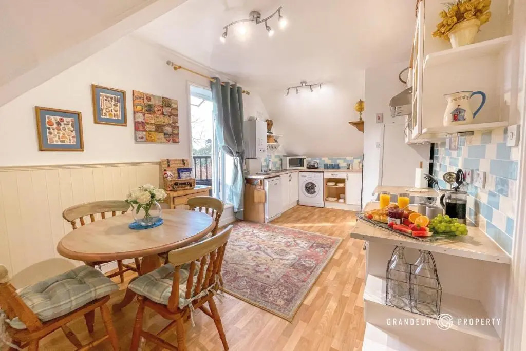 Sky View - Lovely 1bed Suite close to Beach and with Parking