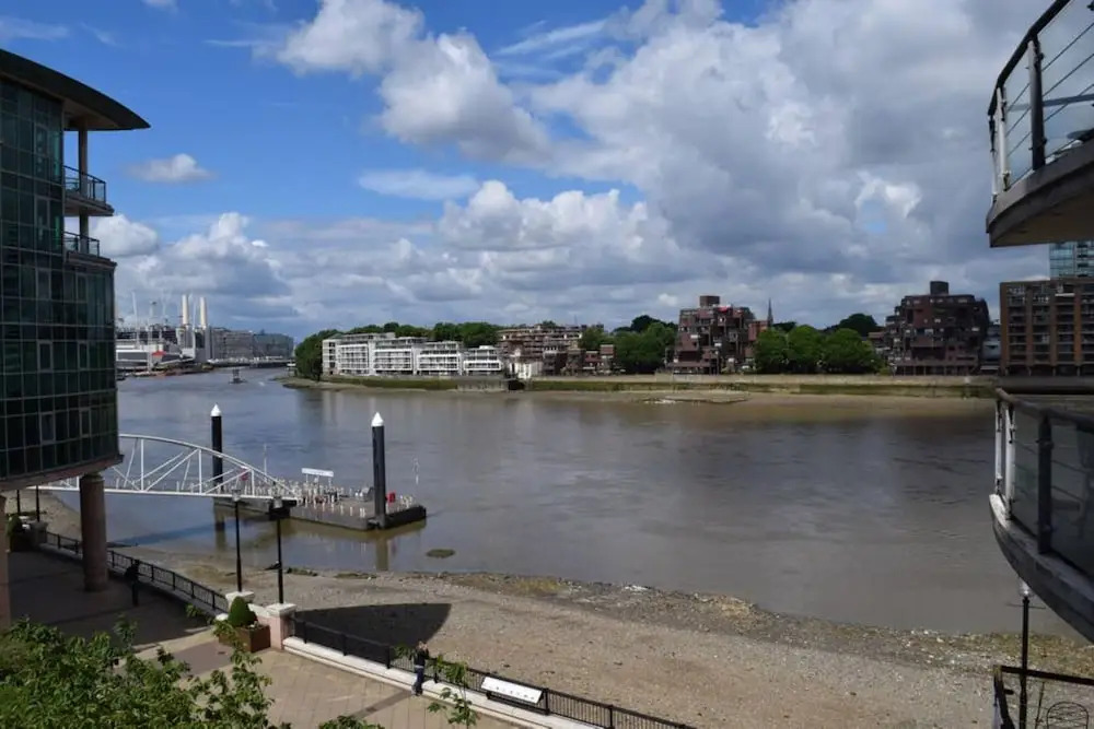 Modern 2 Bedroom Apartment With Stunning Views