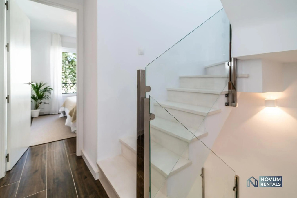 TOP RENOVATED 3-BDRM TOWNHOUSES with POOL, BBQ & ROOFTOP TERRACES