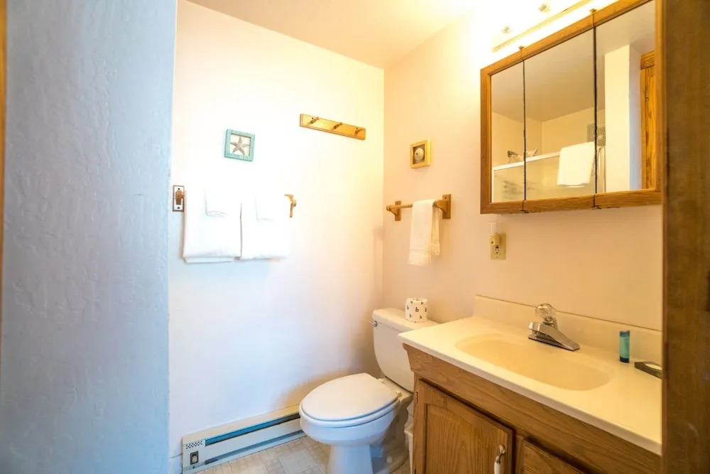 Whale Pointe 2 Br cottage by RedAwning