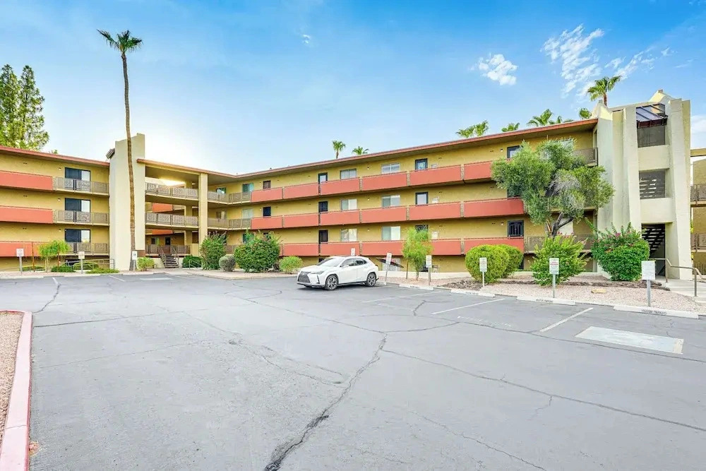 Fully Renovated! Walkable Old Town Condo
