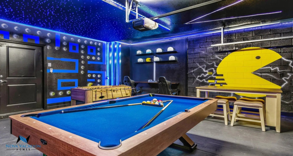 Themed Luxury Windsor Island new 7BR Home w Pool