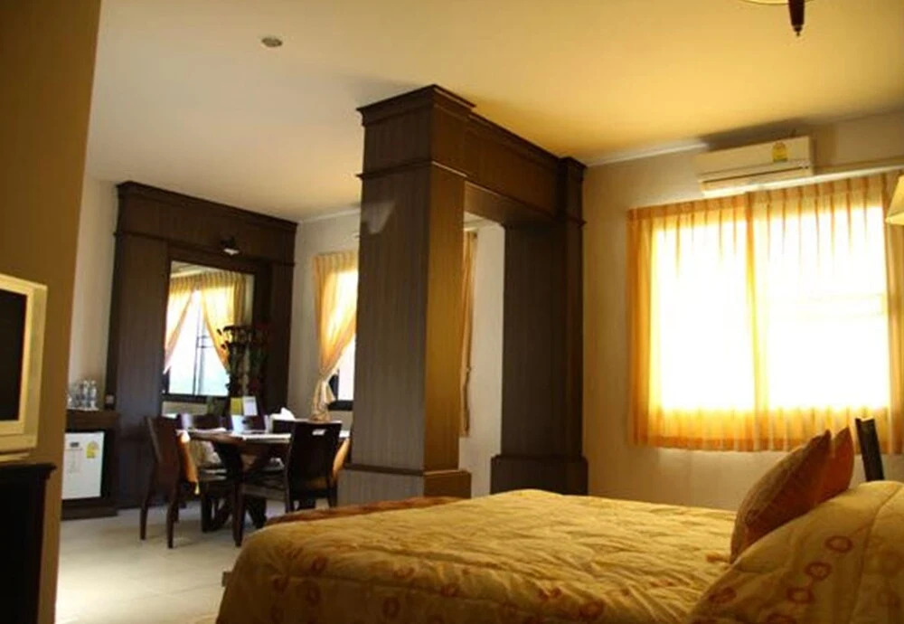 LJ the Emerald Hotel