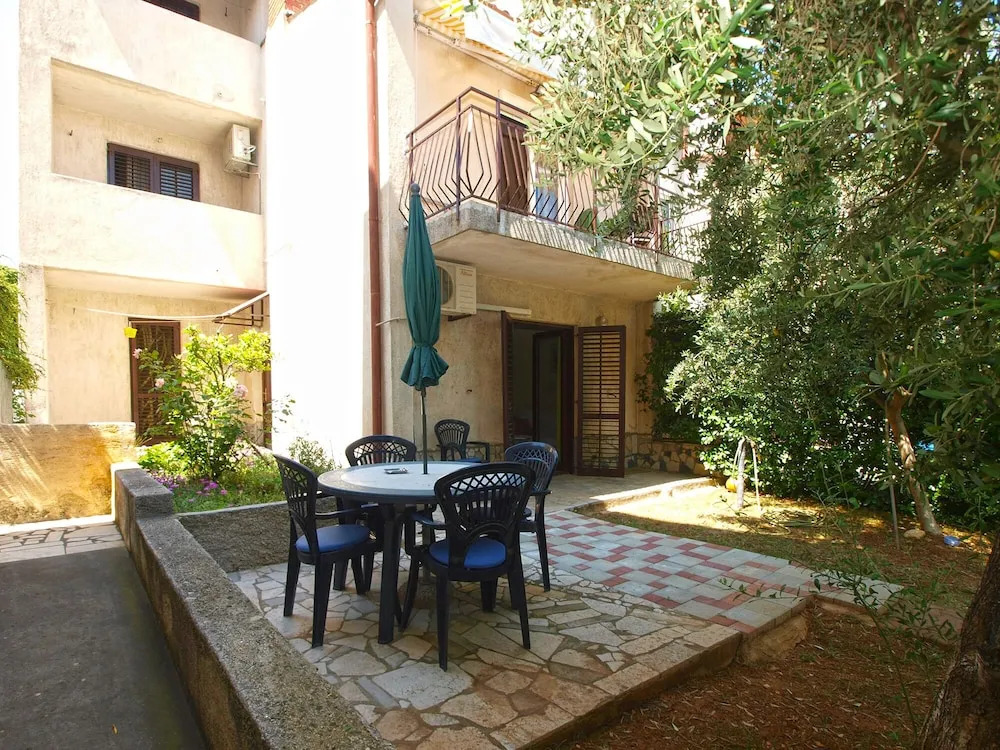 Apartment 949