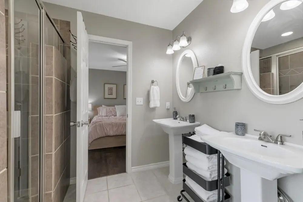 Stylish Home Lrg Yard W/games Grill Hot Tub