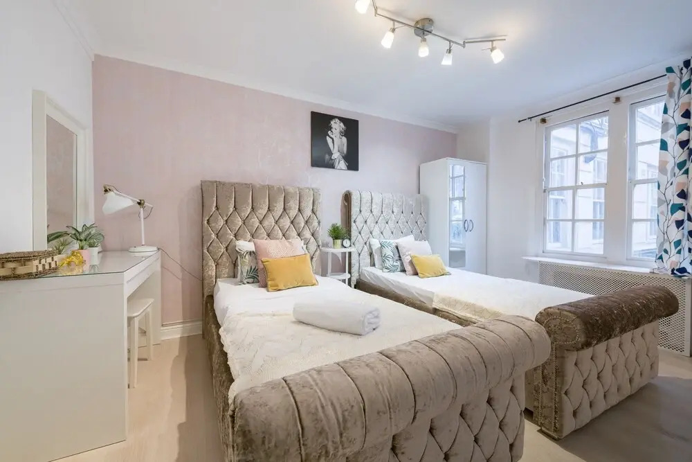 Stunning Designer 2BR APR 3min From Oxford St
