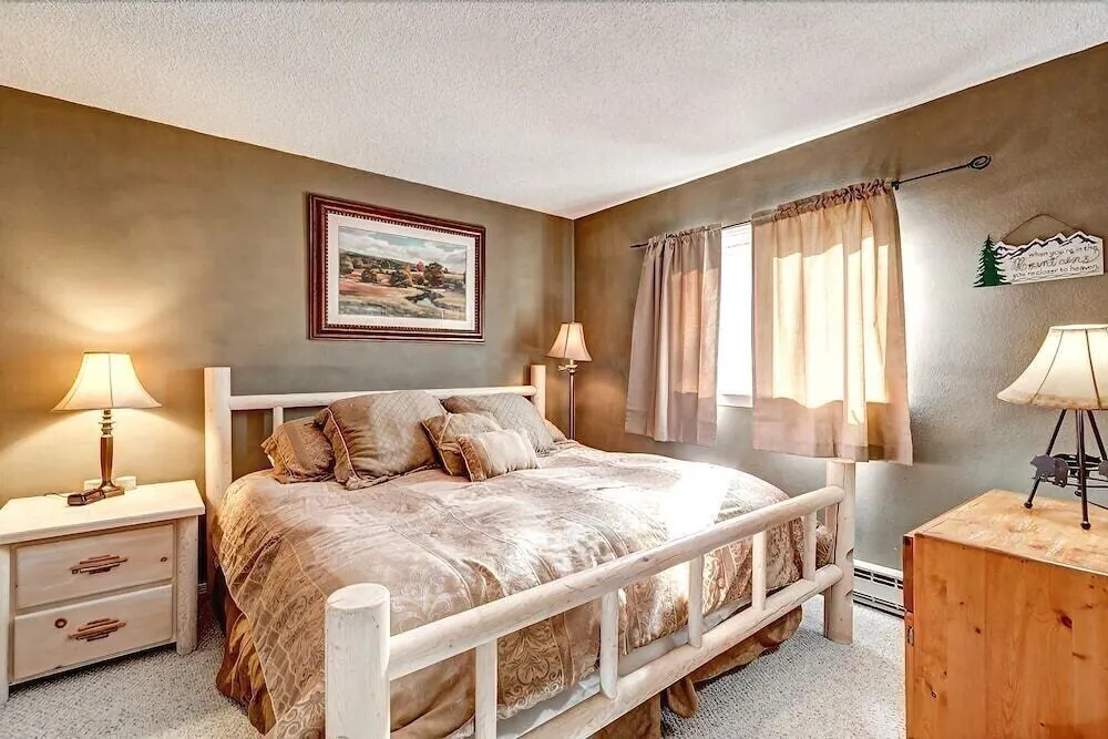 Chic & Cozy Breck Condo: Ski-in/ski-out at Peak 8!