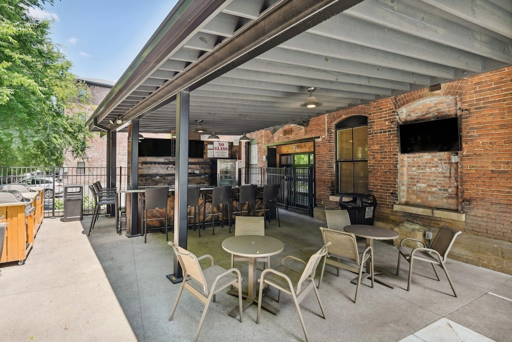 Studio w/ Pool Access: 2 Mi to Downtown Nashville!