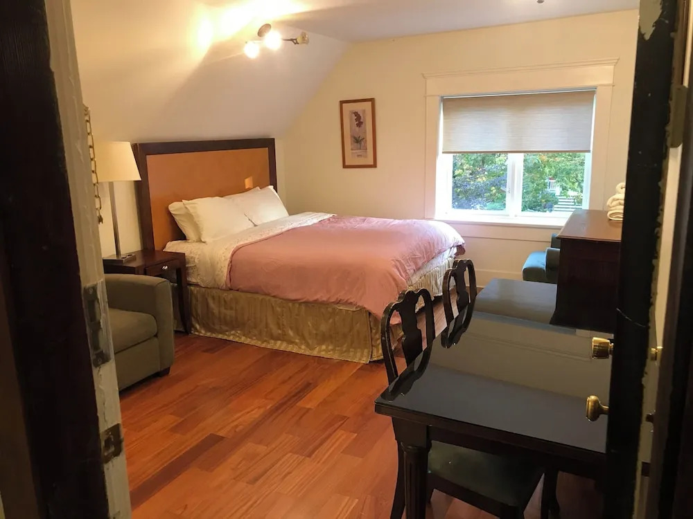 West Broadway guesthouse