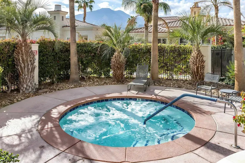 Casa de Arte 2BR Wtih Fireplace Near Golf Tennis
